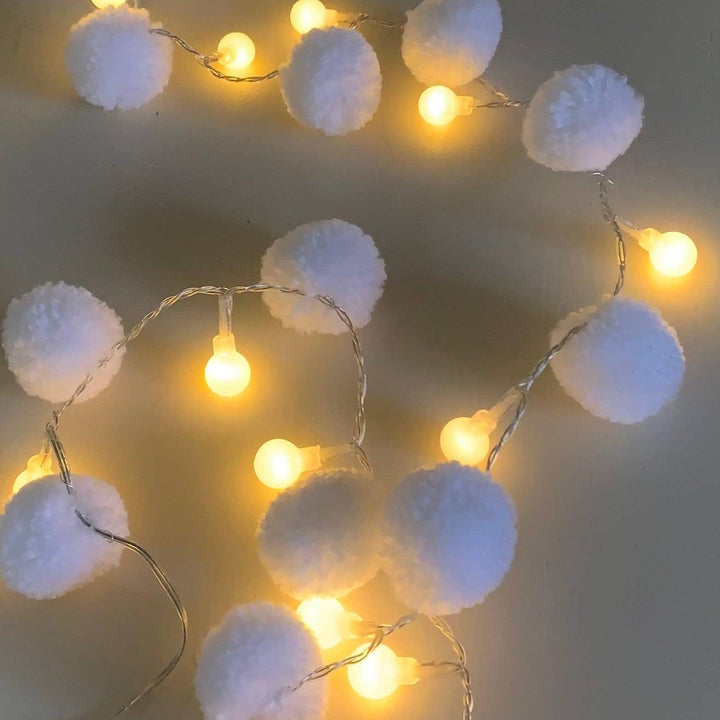 Pom pom Light Chain, White